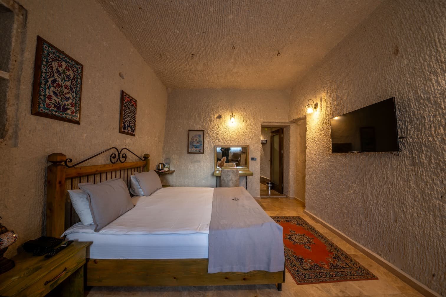 Room 105 · Deluxe Jacuzzi Room photo 7