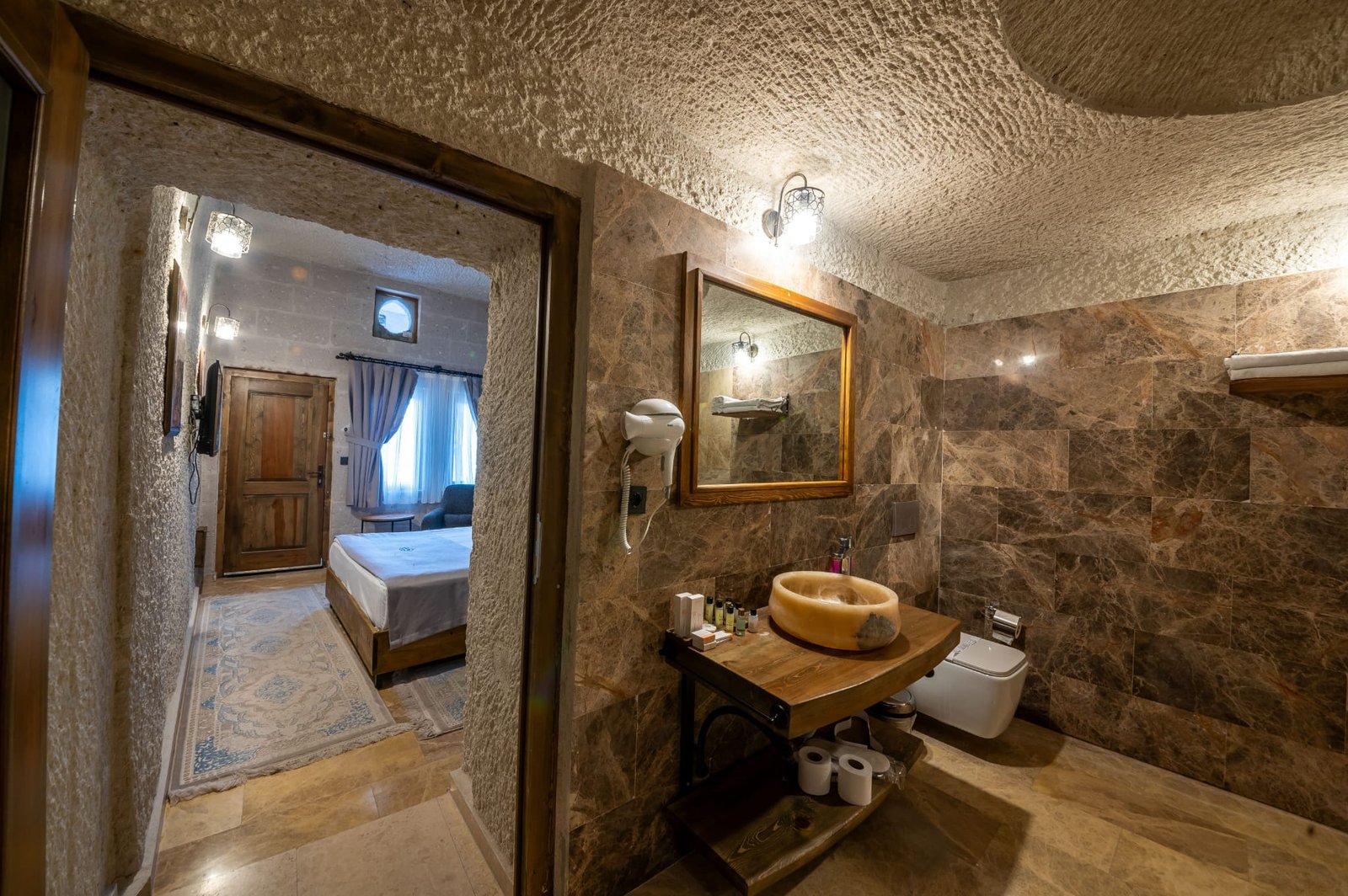 Room 106 · Deluxe Jacuzzi Room photo 3