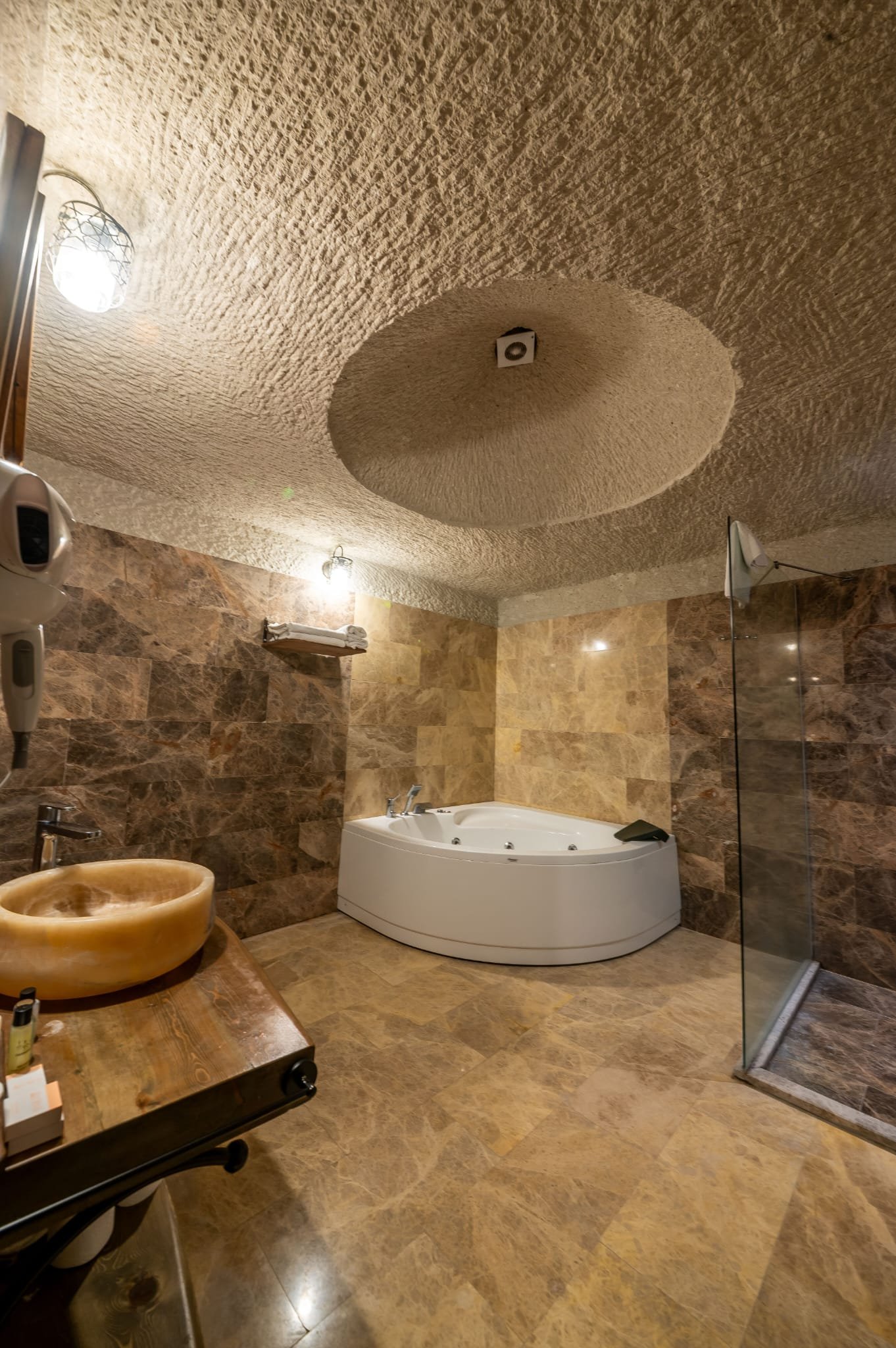 Room 106 · Deluxe Jacuzzi Room photo 4