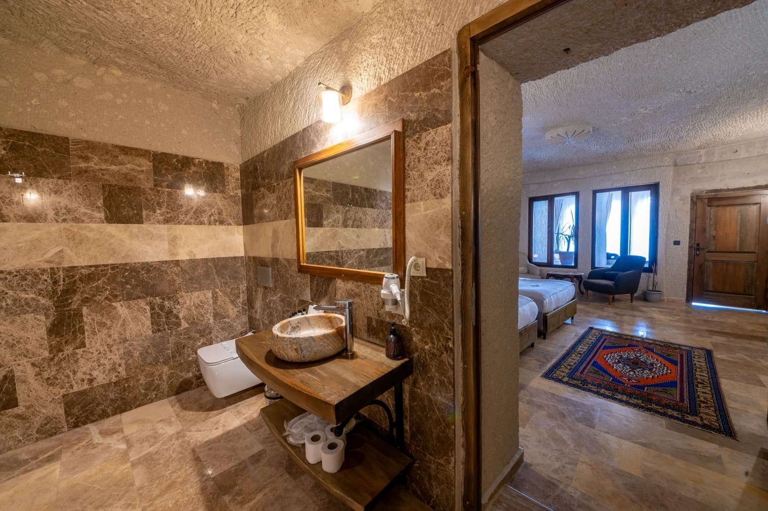 Room 107 · King Suite & Extra Sofa photo 4