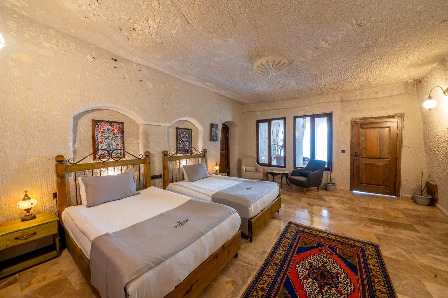 Room 107 · King Suite & Extra Sofa photo 9