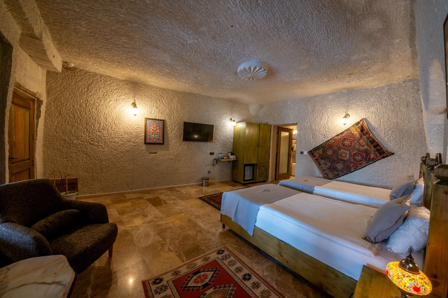Room 107 · King Suite & Extra Sofa photo 11