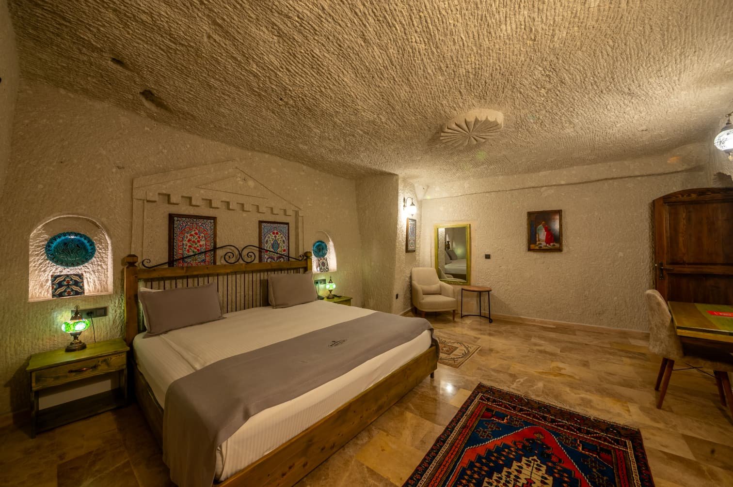 Room 107 · King Suite & Extra Sofa photo 12