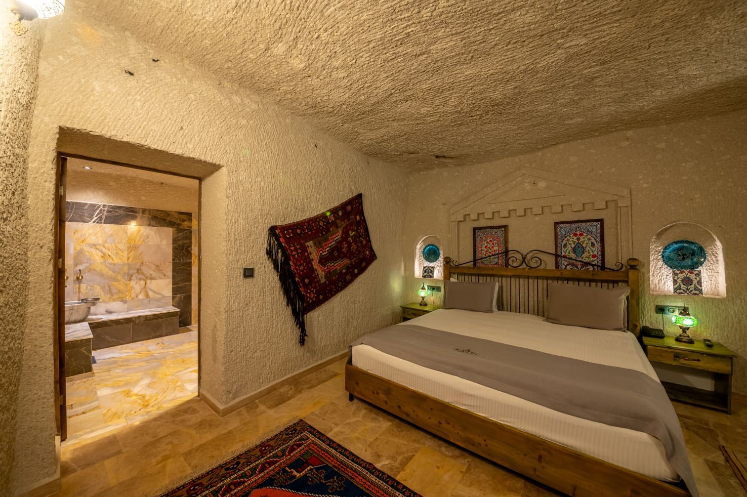 Room 107 · King Suite & Extra Sofa photo 14