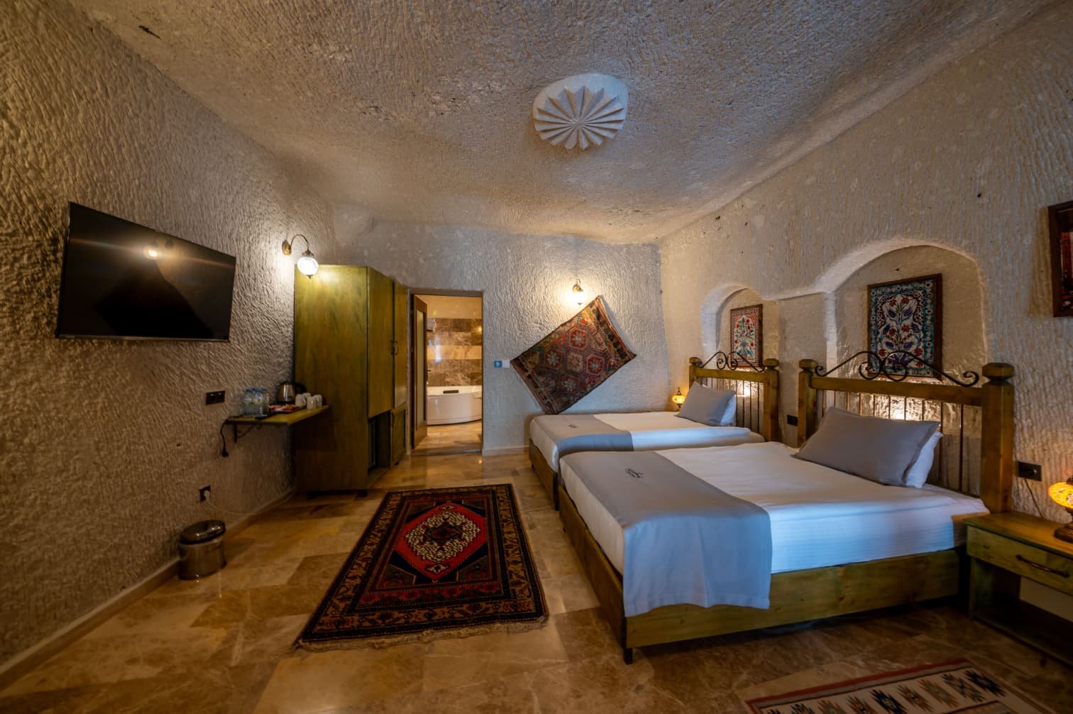 Room 107 · King Suite & Extra Sofa photo 19