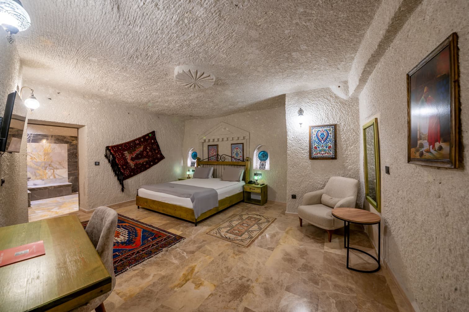 Room 107 · King Suite & Extra Sofa photo 22