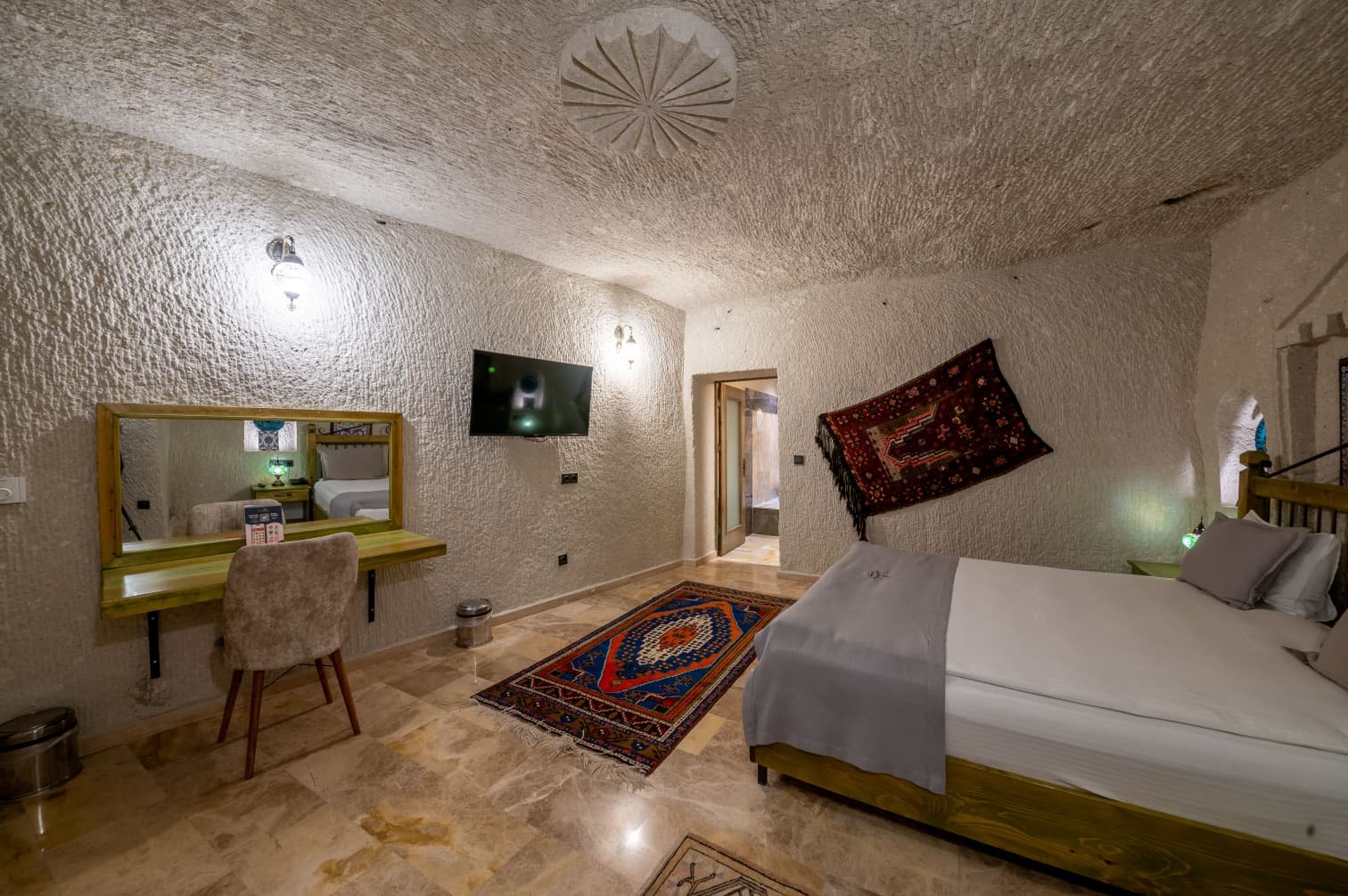 Room 107 · King Suite & Extra Sofa photo 23