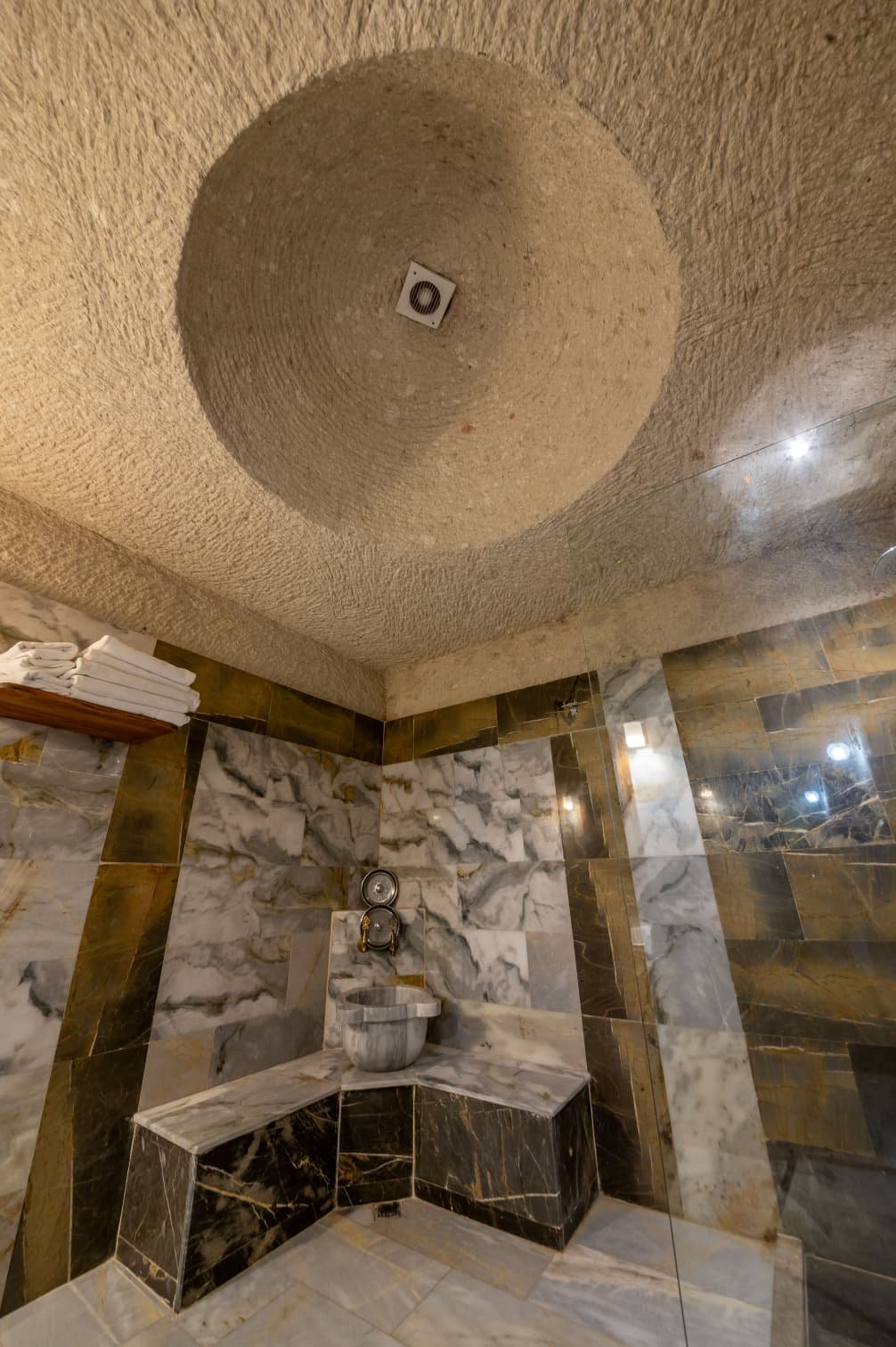Room 108 · Queen Suite photo 5