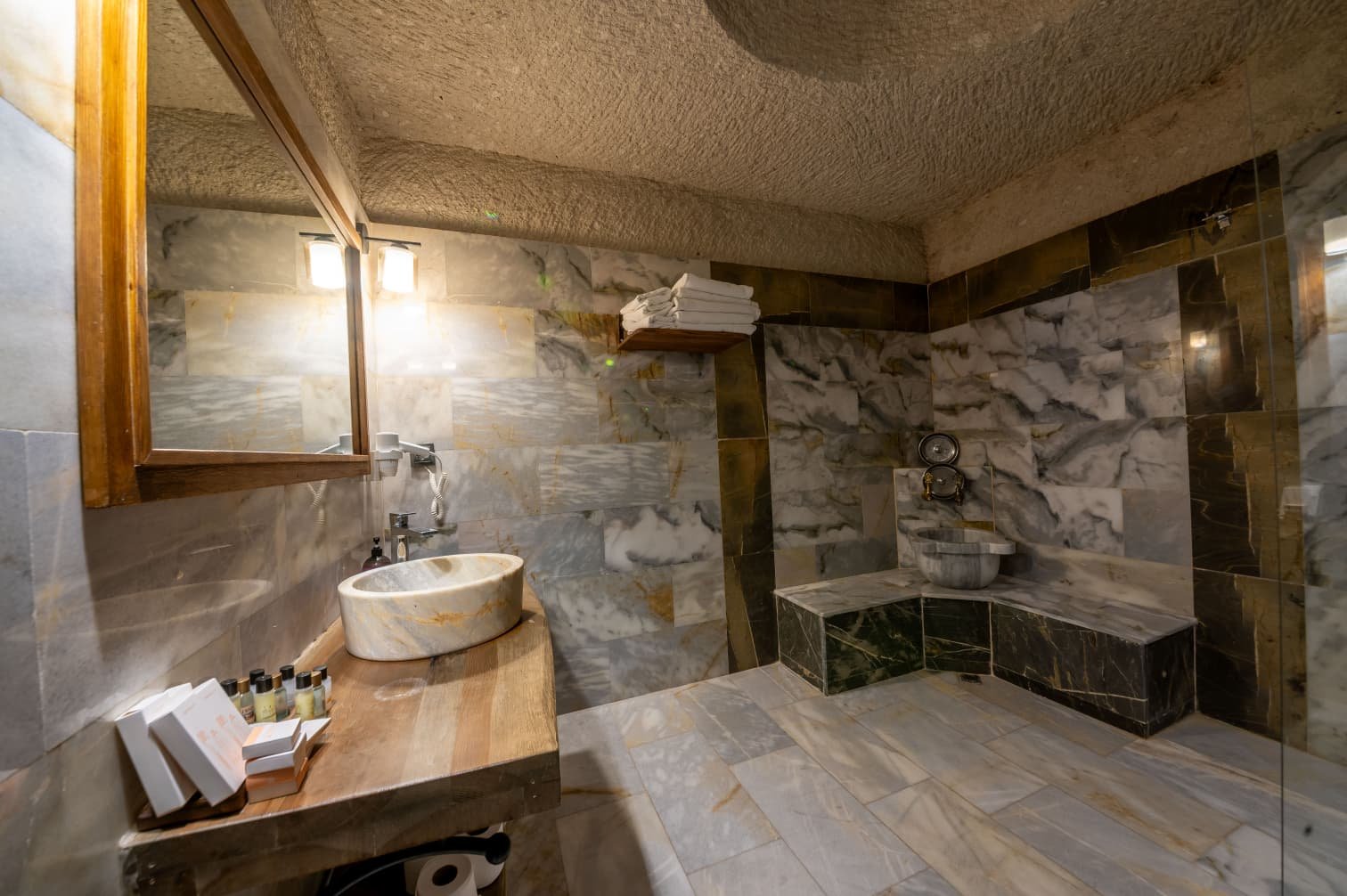 Room 108 · Queen Suite photo 6